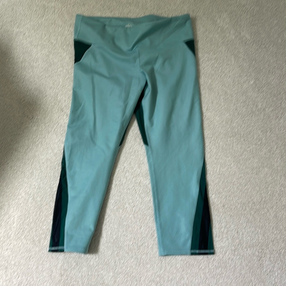 NWOT ALO‎ Cropped Leggings!